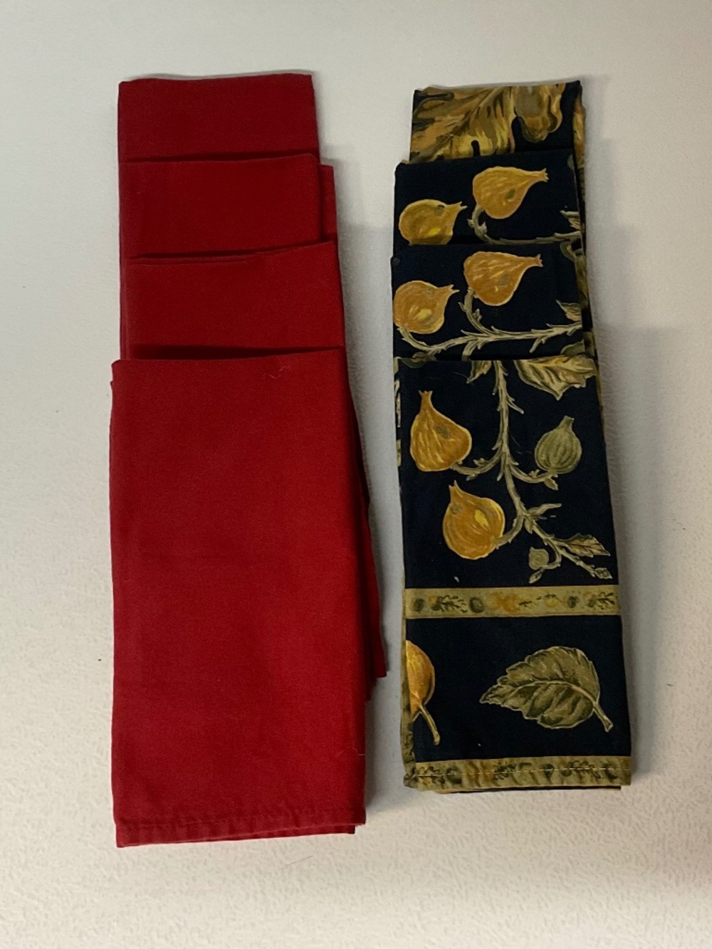 2 Sets of 4 Cloth Dinner Napkins - Picture 2 of 4